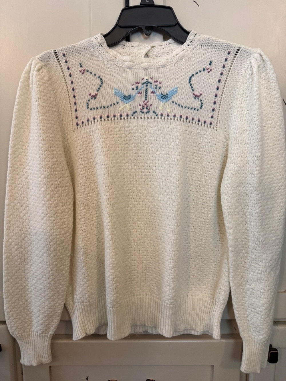Vintage cream sweater with embroidery detail - no stains or snags